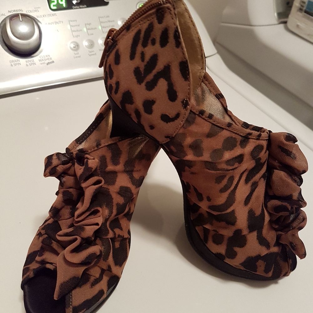 Sz 6 Leopard Print Open-Toed Bootees with Heels